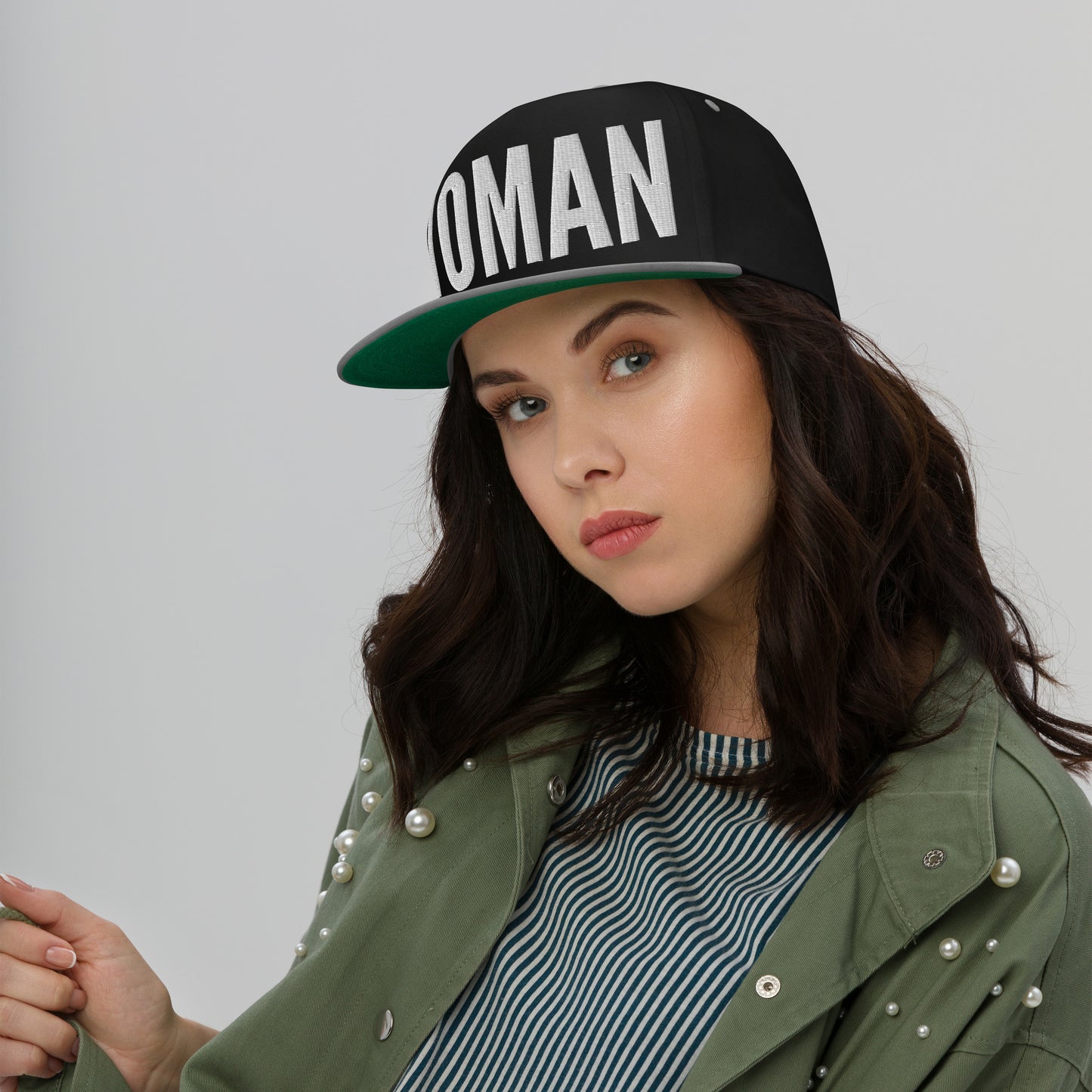 Gorra plana con visera bordada en 3D para mujer